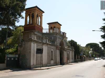 Foto 1. Scovando pertugi, suonando ai citofoni, parlando con domestici dal chiaro accento straniero, abbiamo tentato di raccontare e fotografare una delle zone pi� affascinanti e �misteriose� della citt�: via Amendola, la strada della ville